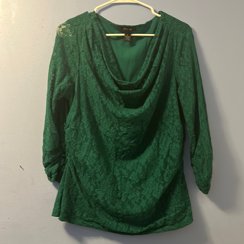 Laced women’s blouse, size L. Scoop neck. Cinched sleeves.